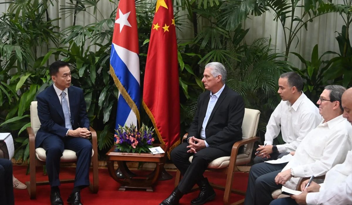 Reunión del Presidente de la República de Cuba, Miguel Díaz-Canel Bermúdez, junto al embajador chino en La Habana, Hua Xin. (Imagen: Presidencia de Cuba)