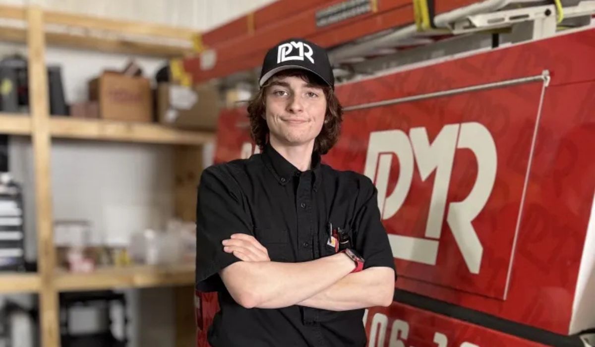 Jovem abandona a universidade, vira eletricista e cria empresa com faturamento de seis dígitos após a pandemia. (Imagem: Fortune/Jacob Palmer)