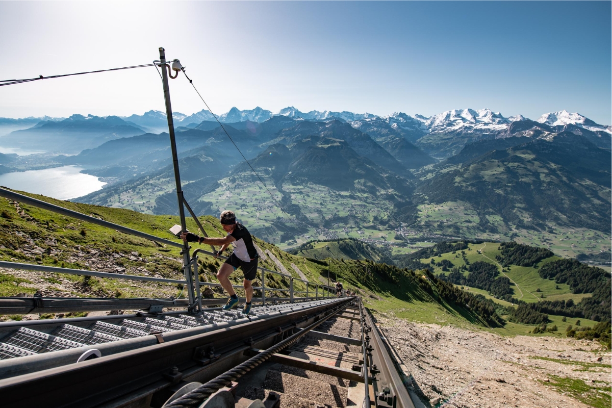 A escada mais longa do mundo tem 11.674 degraus e até 3,5 km de extensão, podendo levar mais de 3 horas de escalada constante, foi criada para inspeções e manutenção em uma montanha