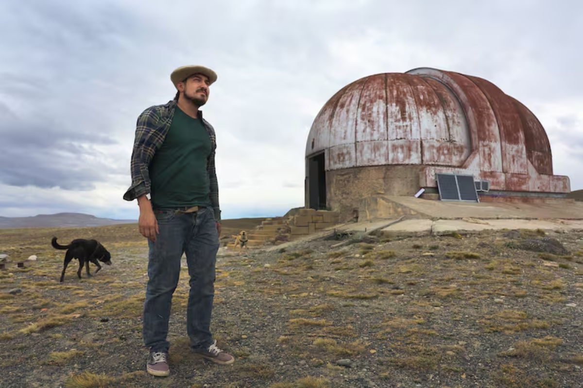 Homem vive sozinho em observatório abandonado na estepe da Patagônia e transforma ruínas em rotina de isolamento e propósito