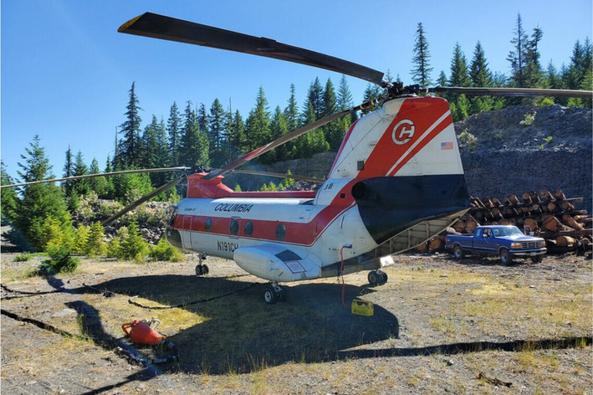 Helicóptero bimotor espalha quase 400 troncos em riachos do Oregon, nos Estados Unidos, e acelera a recuperação do rio, protegendo peixes em áreas afetadas por fogo e cortes de árvores