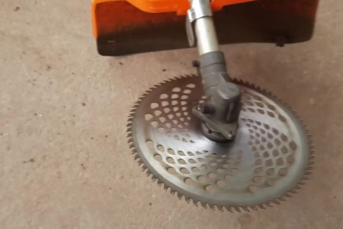 Desmalezar con desbrozadora entra en la prueba real: disco de video falla en monte duro con piedra, y el azadón permanece firme mientras el productor planea un nuevo disco.