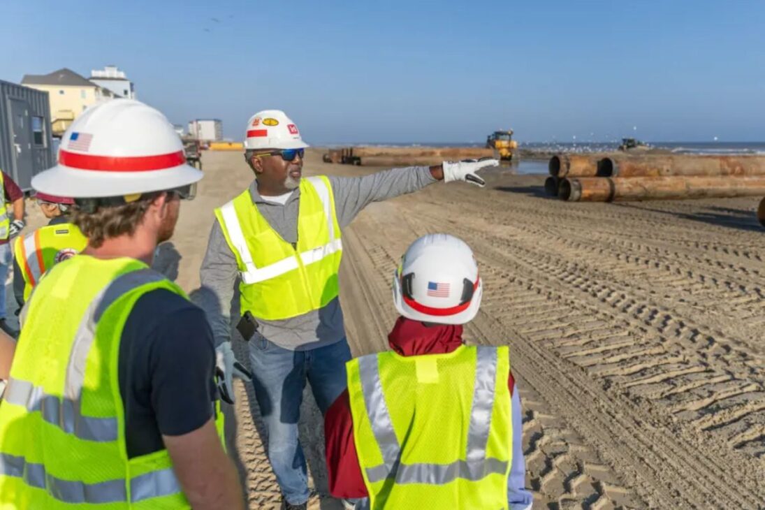 La arena dragada refuerza Galveston en el Golfo de México para contener la erosión, ampliar la Playa Oeste y aumentar la protección contra huracanes, con deposición de material hasta finales de enero o principios de febrero de 2026.