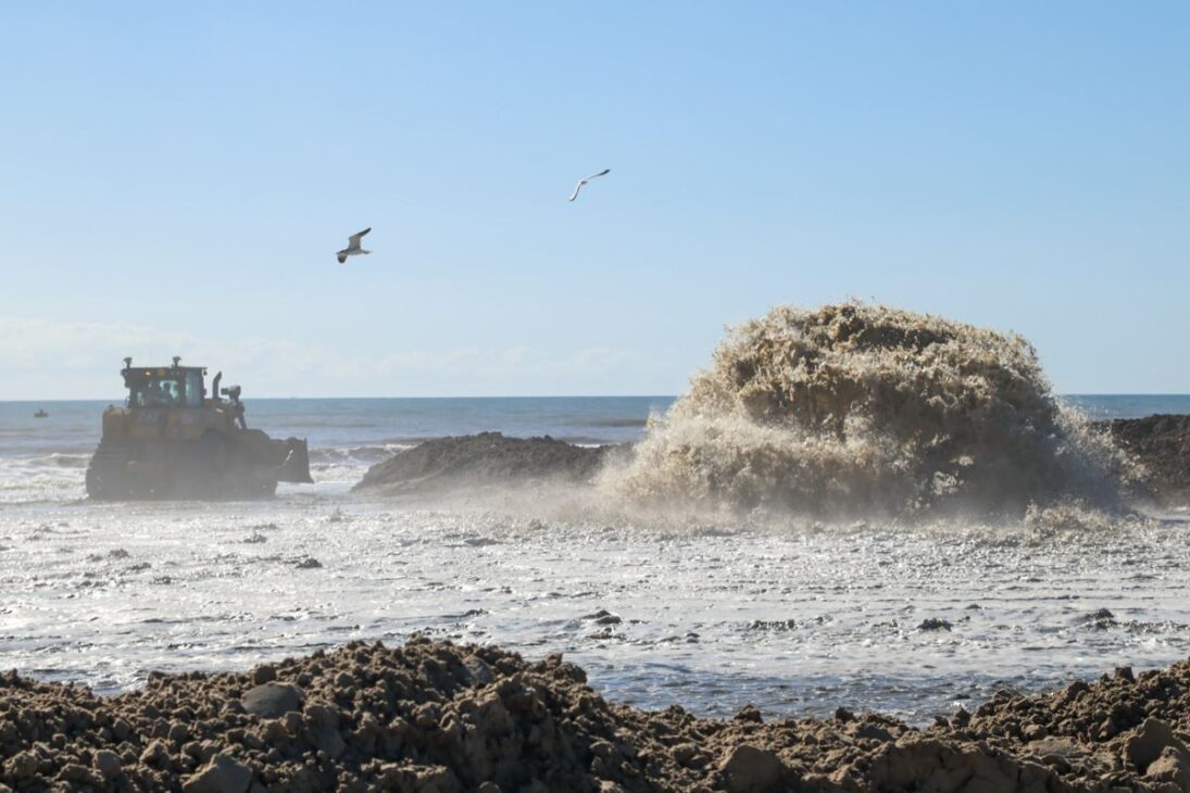 La arena dragada refuerza Galveston en el Golfo de México para contener la erosión, ampliar la Playa Oeste y aumentar la protección contra huracanes, con deposición de material hasta finales de enero o principios de febrero de 2026.