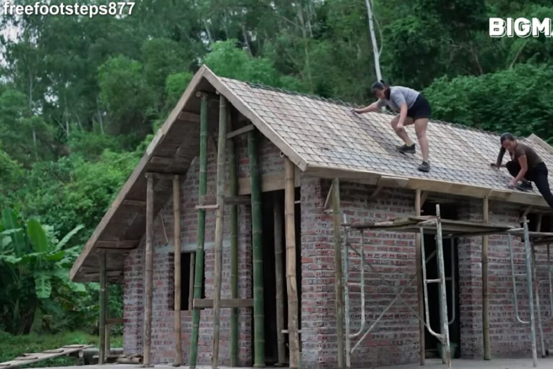 Dos hermanas abandonan la ciudad y muestran cómo una casa puede surgir en medio del bosque, detallando cada etapa de la construcción, del concreto al techo, en un proyecto manual, aislado y totalmente funcional en solo 30 días.

