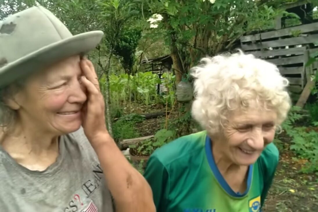 Hermanas de 72 y 73 años viven solas, mantienen huerta, van a la feria con leche y basan cuidados en plantas medicinales, mostrando rutina, ingresos y autocuidado en el interior.