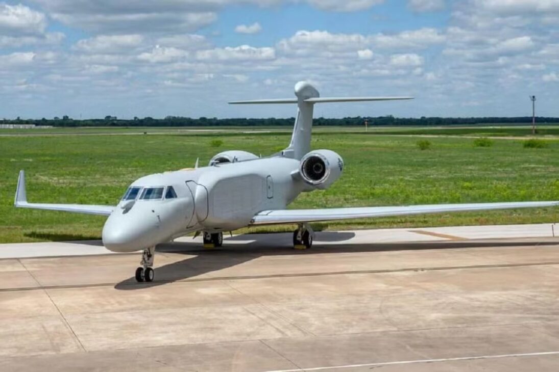 Avião de guerra eletrônica EA-37B chega à Europa, chama atenção da OTAN e reforça capacidades de guerra eletrônica dos Estados Unidos em operações modernas.