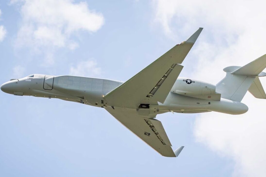 Avião de guerra eletrônica EA-37B chega à Europa, chama atenção da OTAN e reforça capacidades de guerra eletrônica dos Estados Unidos em operações modernas.