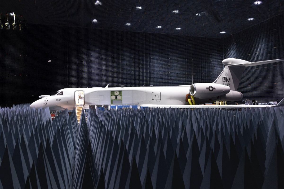 Avião de guerra eletrônica EA-37B chega à Europa, chama atenção da OTAN e reforça capacidades de guerra eletrônica dos Estados Unidos em operações modernas.