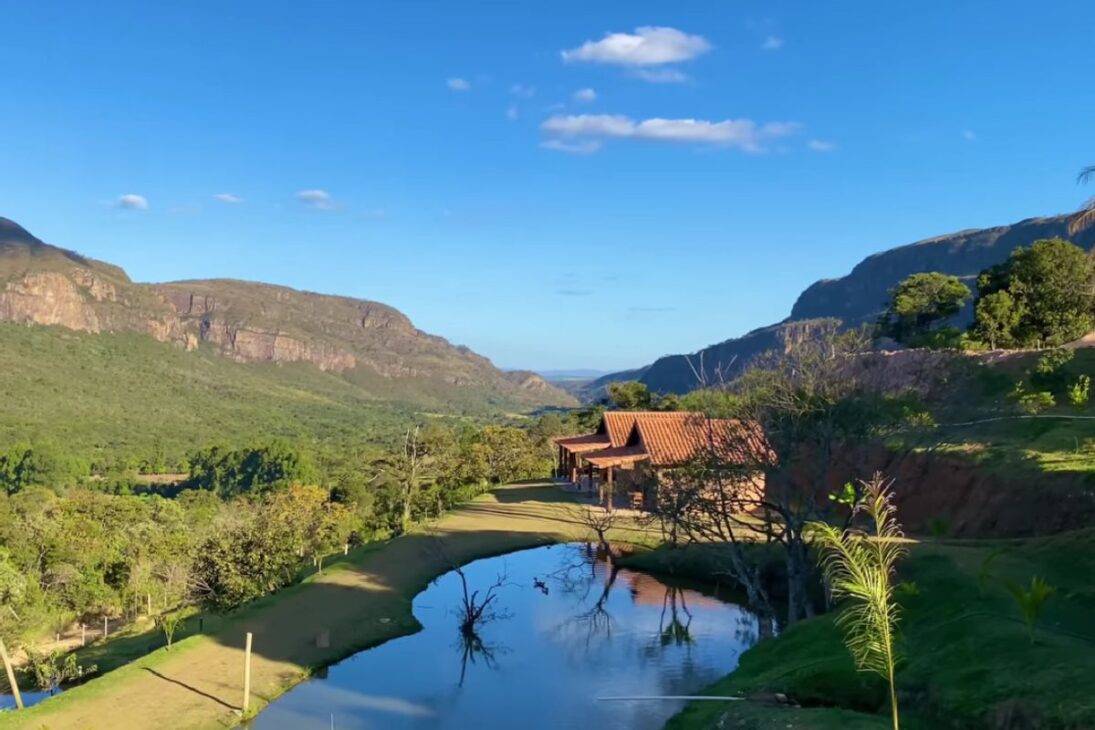 Refugio Vivo Entre Montañas En La Sierra De Minas Reúne Animales Sueltos Chalés Integrados Y Silencio Absoluto En Un Proyecto Rural Que Intercambia La Ciudad Por Naturaleza Y Calidad De Vida.