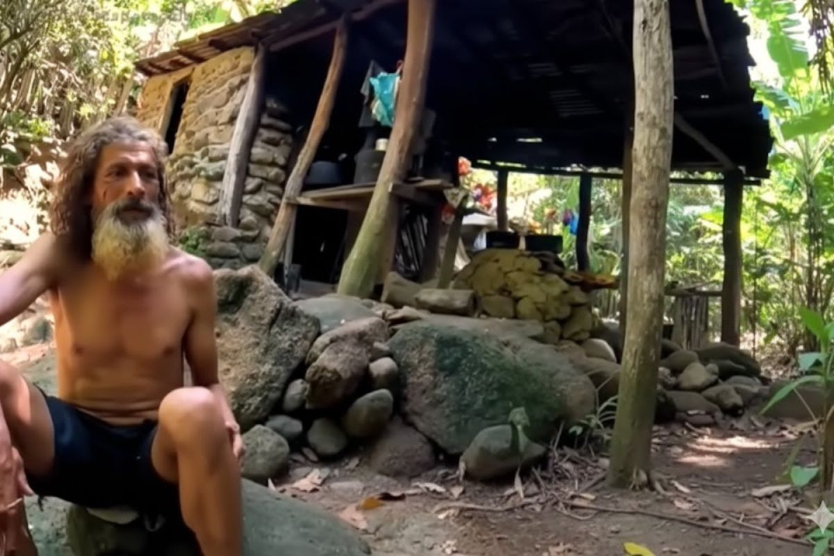 Ele largou cidade, banco e tecnologia, vive sozinho na maior floresta urbana do Brasil, sem luz nem celular, dorme em casa de pedra, planta a própria comida e desafia tudo (1)