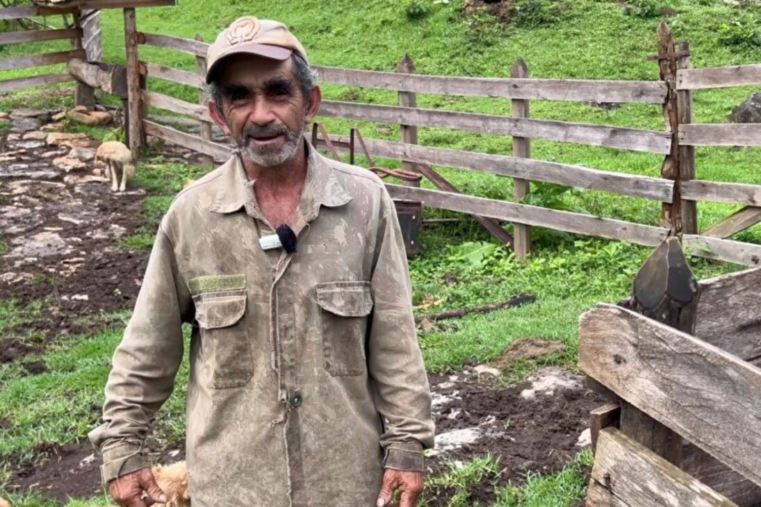 Hombre que vive solo en el sitio en Marmelópolis eligió el campo, cría animales, rechaza la ciudad y mantiene rutina simple a los 62 años, con trabajo diario, fe y una felicidad que sorprende a los visitantes.