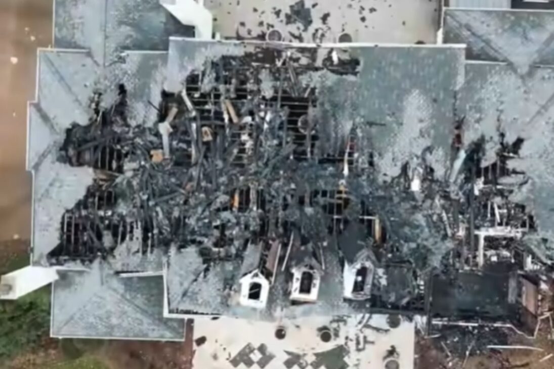 Pareja compra mansión quemada tras incendio en mansión y, con reforma de mansión y reconstrucción de mansión, demuestra que una mansión puede renacer.