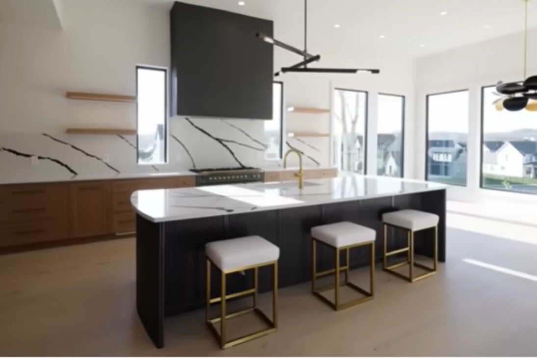 Pareja compra mansión quemada tras incendio en mansión y, con reforma de mansión y reconstrucción de mansión, demuestra que una mansión puede renacer.