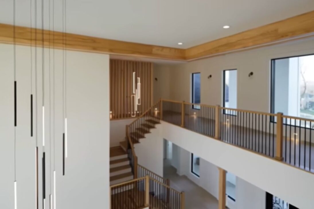 Pareja compra mansión quemada tras incendio en mansión y, con reforma de mansión y reconstrucción de mansión, demuestra que una mansión puede renacer.