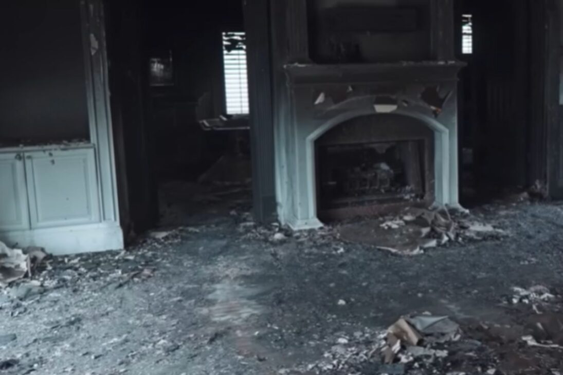 Pareja compra mansión quemada tras incendio en mansión y, con reforma de mansión y reconstrucción de mansión, demuestra que una mansión puede renacer.