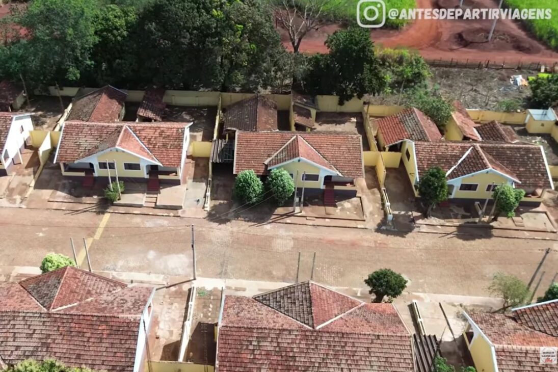 vila com mais de 200 casas em Garapava com história da usina Junqueira, aluguel de R$ 500 a R$ 800 e ruas de pedra preservadas, com praça central, igreja e memória ferroviária mantendo o conjunto vivo.