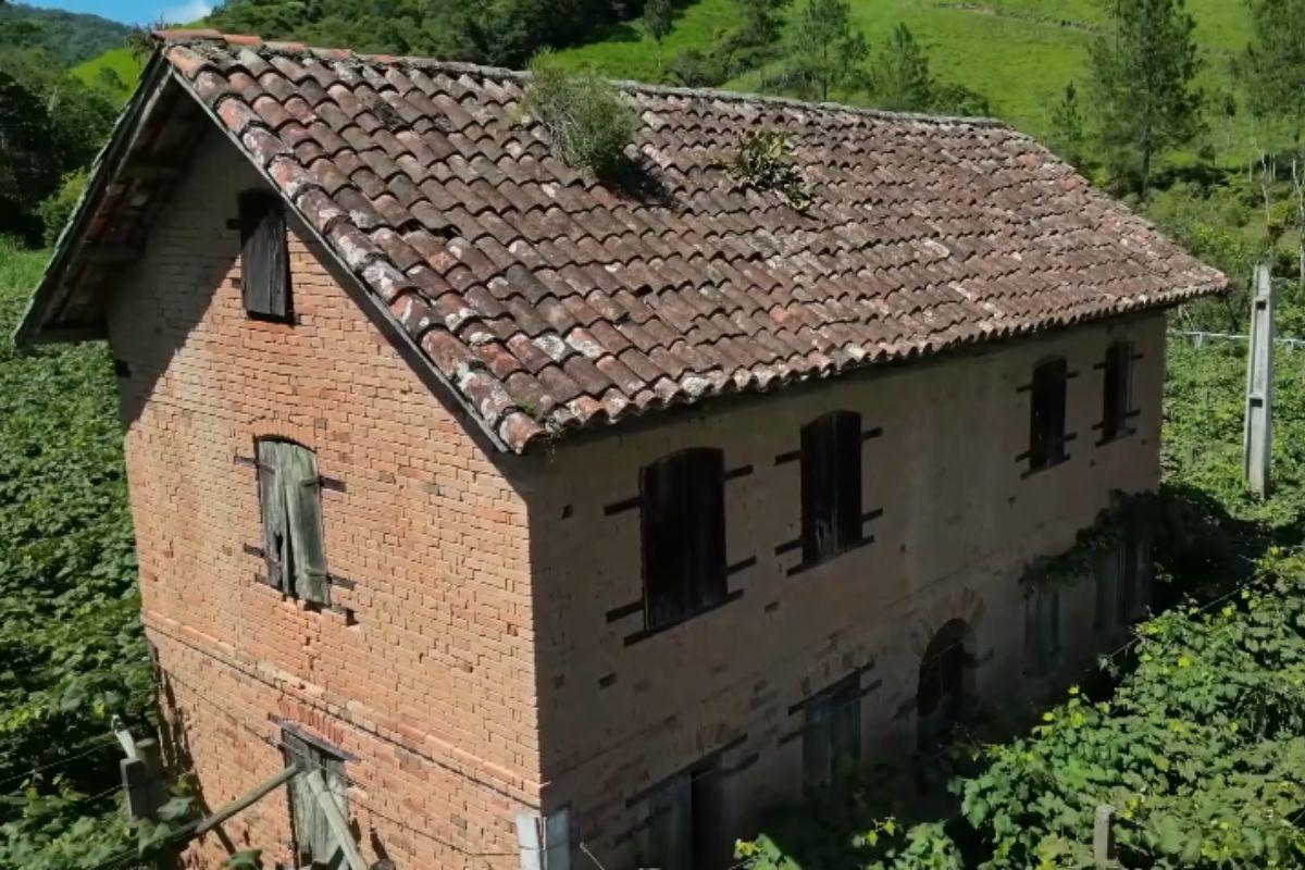 Em Ascurra, casa de 150 anos tem um lado sem janelas foi projetada para sobreviver a ataques indígenas em 1880, construída com barro do terreno e hoje vira atração turística