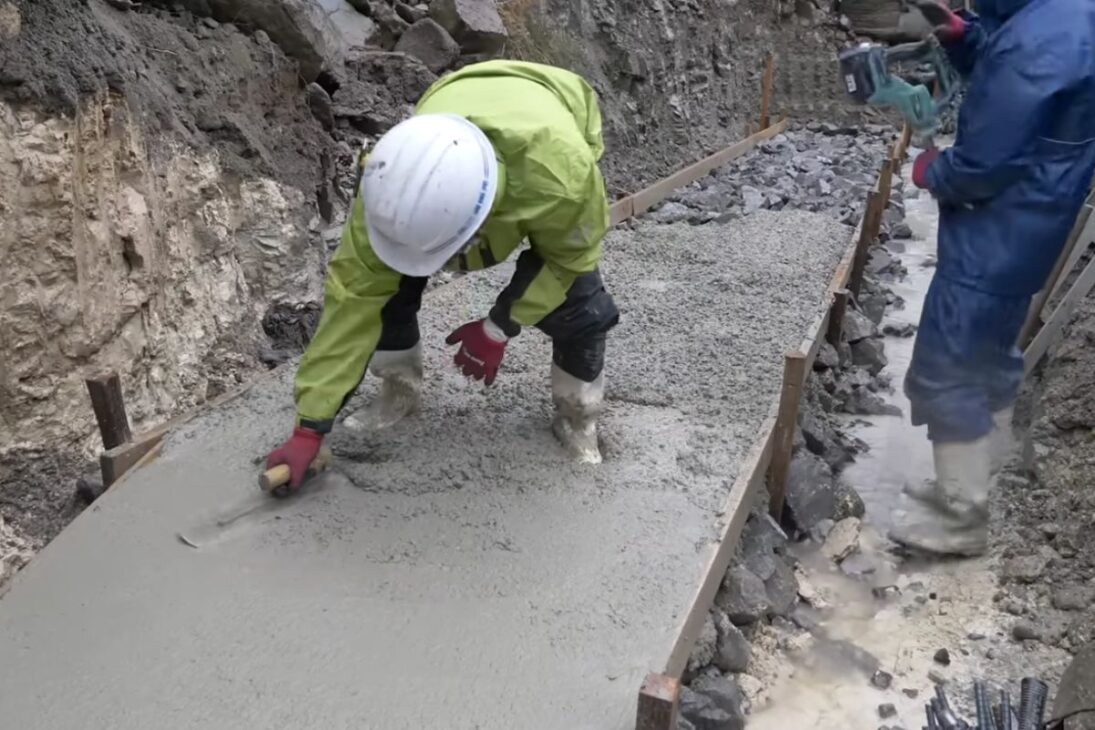 ingenieros japoneses unen concreto y cofragem en el lecho del río para reducir erosión y contener inundaciones, con obras discretas que guían afluentes y refuerzan la orilla principal.