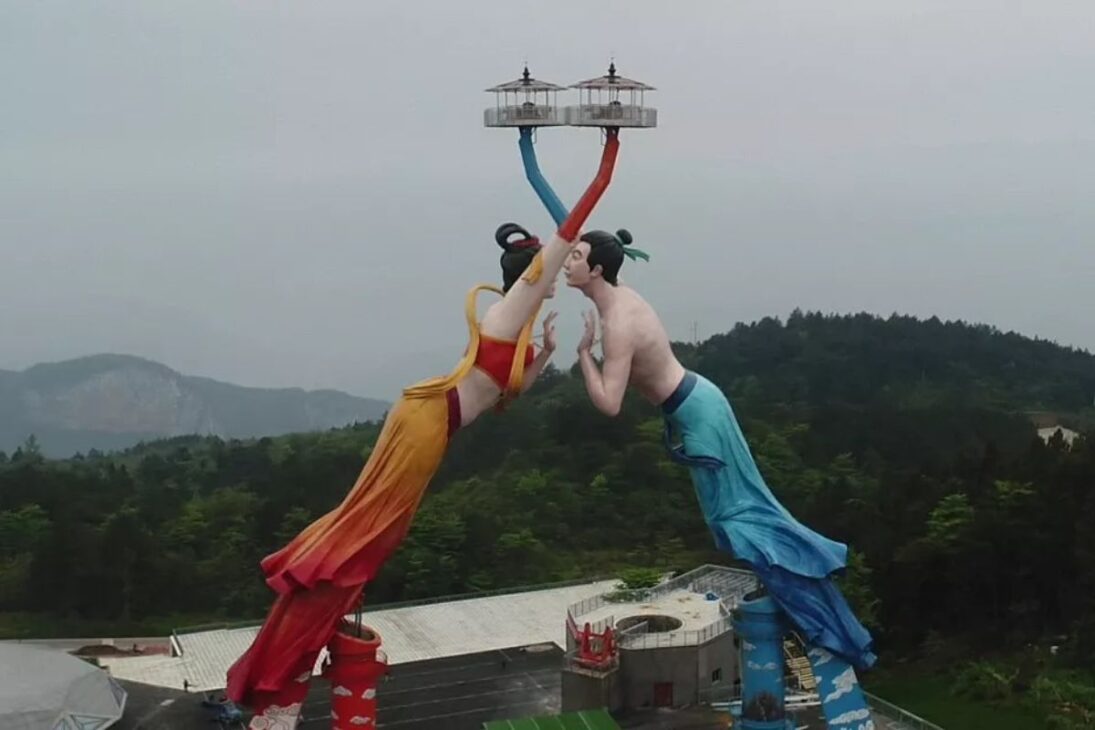 Escultura Beijo Voador Se Convierte En Un Fenómeno Al Suspender Visitantes Sobre El Wujiang, Con Platos Que Suben Y Giran A Gran Altura En El Acantilado, Generando Miedo, Risas Y Debates Sobre Ingeniería Y Diseño Audaz.