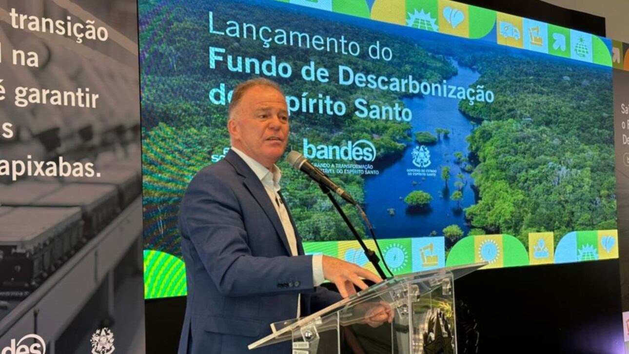 Autoridad del Gobierno del Espíritu Santo discursa durante el lanzamiento del Fondo de Descarbonización del Estado, en evento oficial realizado en el Palácio Anchieta, en Vitória.