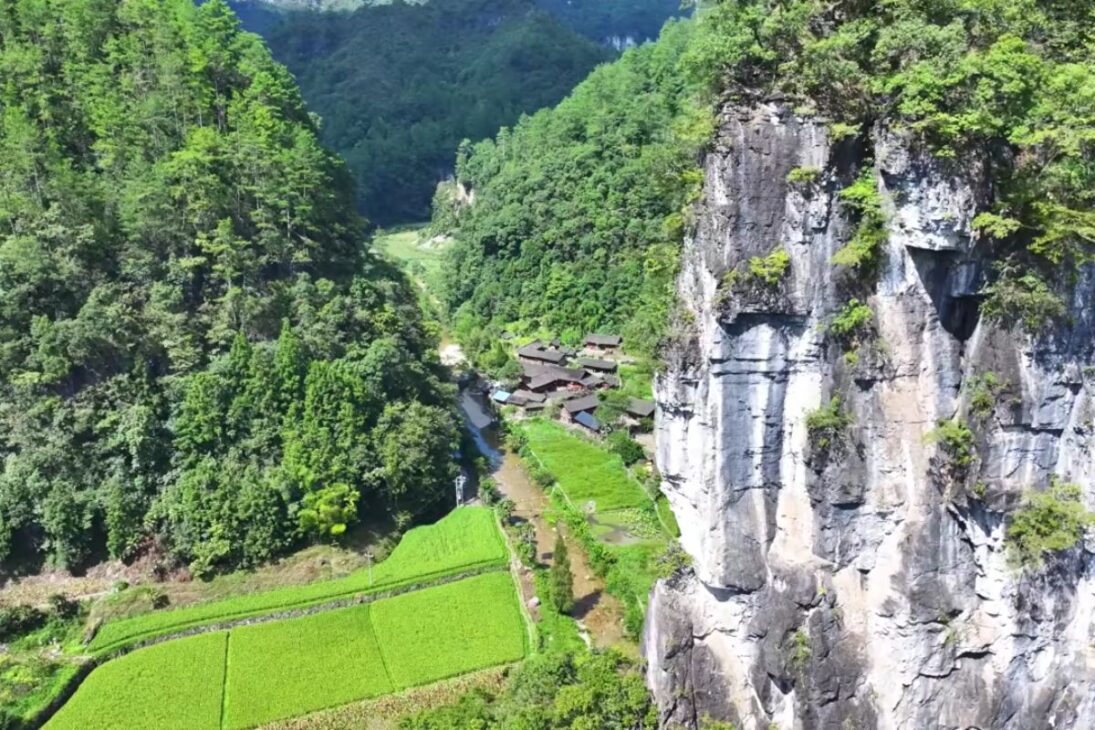 vila escondida na China em Guizhou fica dentro de um tiankeng, acessada por penhasco sem estrada, com cavalos no transporte e rotina rural preservada.