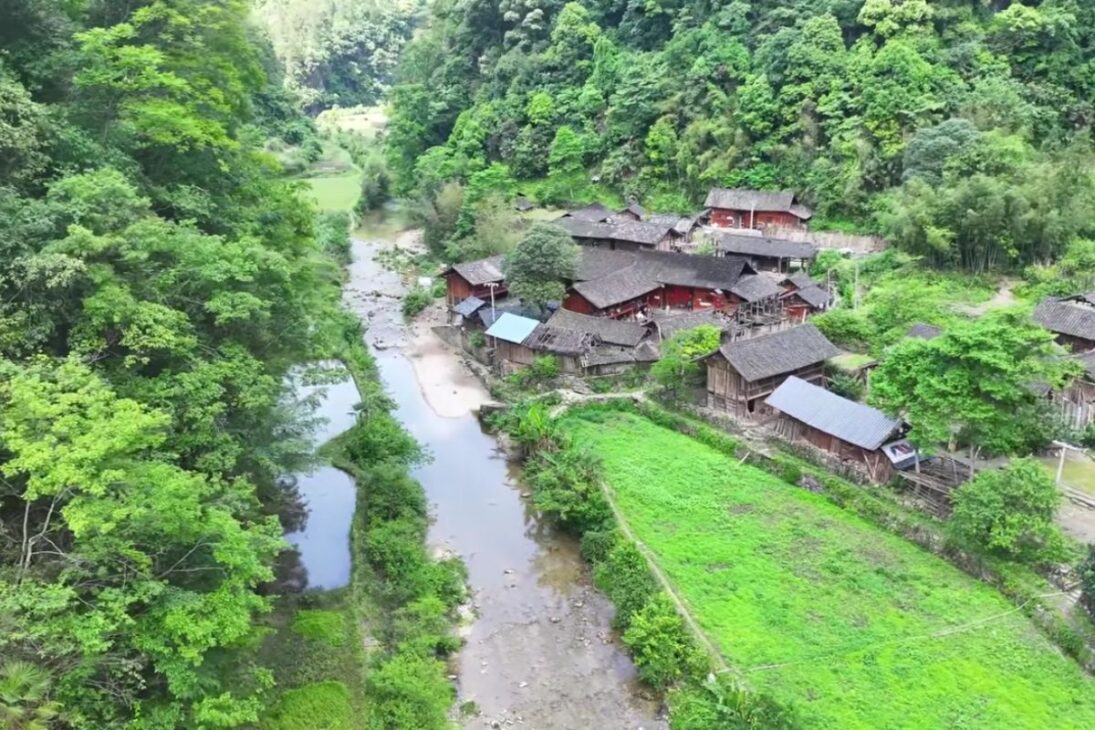 vila escondida na China em Guizhou fica dentro de um tiankeng, acessada por penhasco sem estrada, com cavalos no transporte e rotina rural preservada.