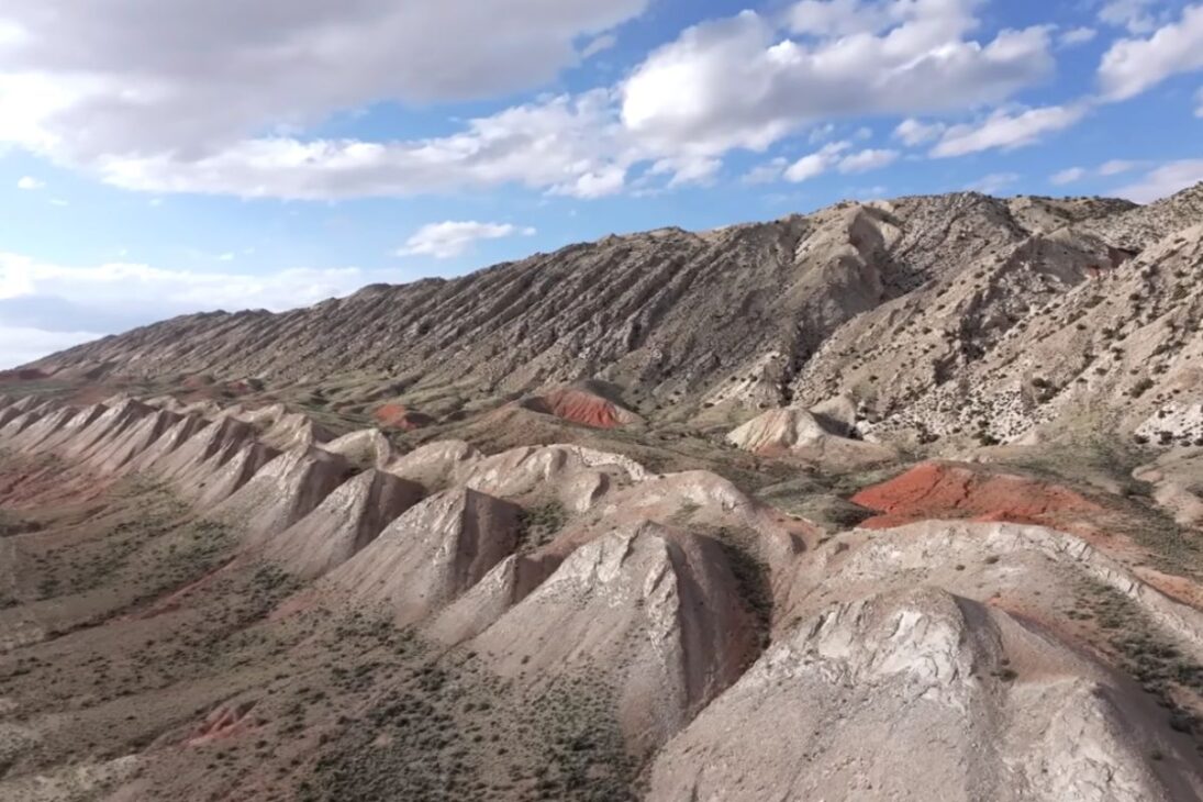 Montañas del Diente de Sierra forman chapas por erosión y capas inclinadas, creando un relieve que parece huesos de dragón e intriga a los turistas.