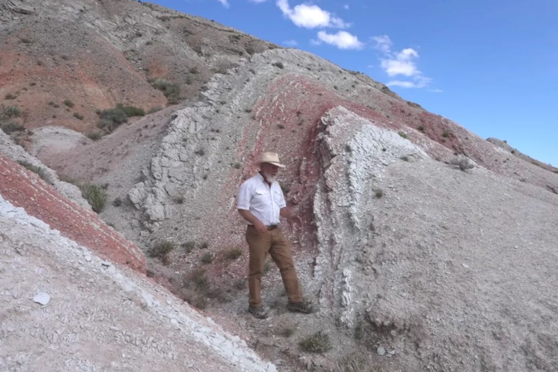 Montañas del Dente de Serra forman chapas por erosión y capas inclinadas, creando un relieve que parece huesos de dragón e intriga a los turistas.
