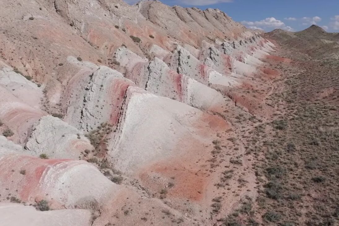 Montañas del Dente de Serra forman chapas por erosão e camadas inclinadas, criando um relevo que parece ossos de dragão e intriga turistas.