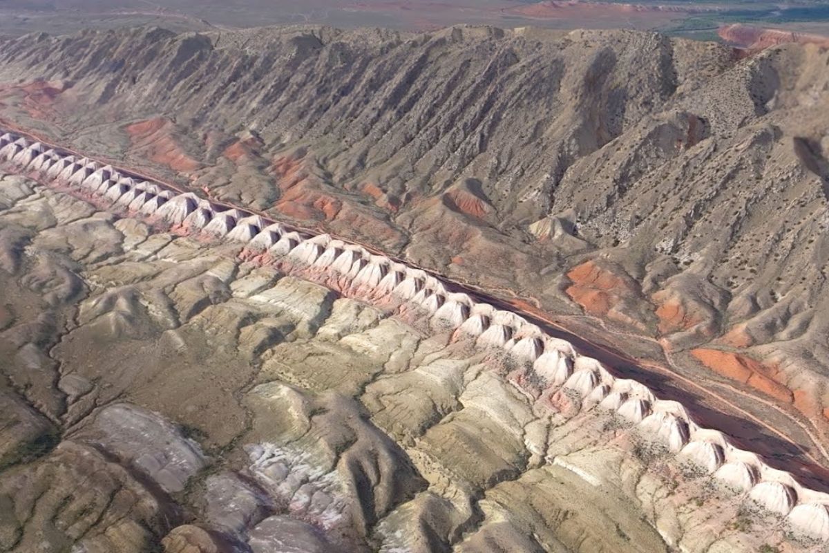 Montanhas do Dente de Serra formam chapinhas por erosão e camadas inclinadas, criando um relevo que parece ossos de dragão e intriga turistas.