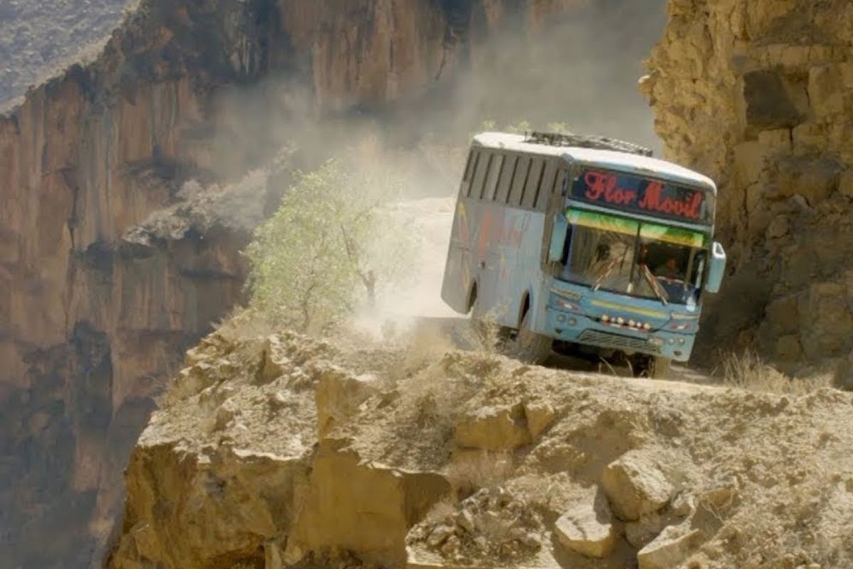 Rota de ônibus mais perigosa do planeta corta os Andes no Peru rumo a Lima, com motorista experiente enfrentando penhascos, zigue-zagues mortais e décadas de risco para garantir que chegar vivo sempre venha antes da pressa.