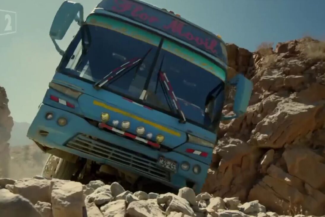 Ruta de autobús más peligrosa del planeta corta los Andes en Perú rumbo a Lima, con conductor experimentado enfrentando precipicios, zig-zags mortales y décadas de riesgo para garantizar que llegar vivo siempre venga antes de la prisa.