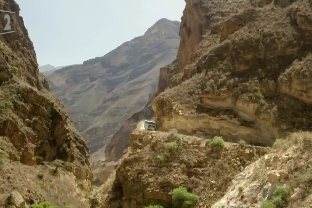 Ruta de autobús más peligrosa del planeta corta los Andes en Perú rumbo a Lima, con conductor experimentado enfrentando precipicios, zig-zags mortales y décadas de riesgo para garantizar que llegar vivo siempre venga antes de la prisa.