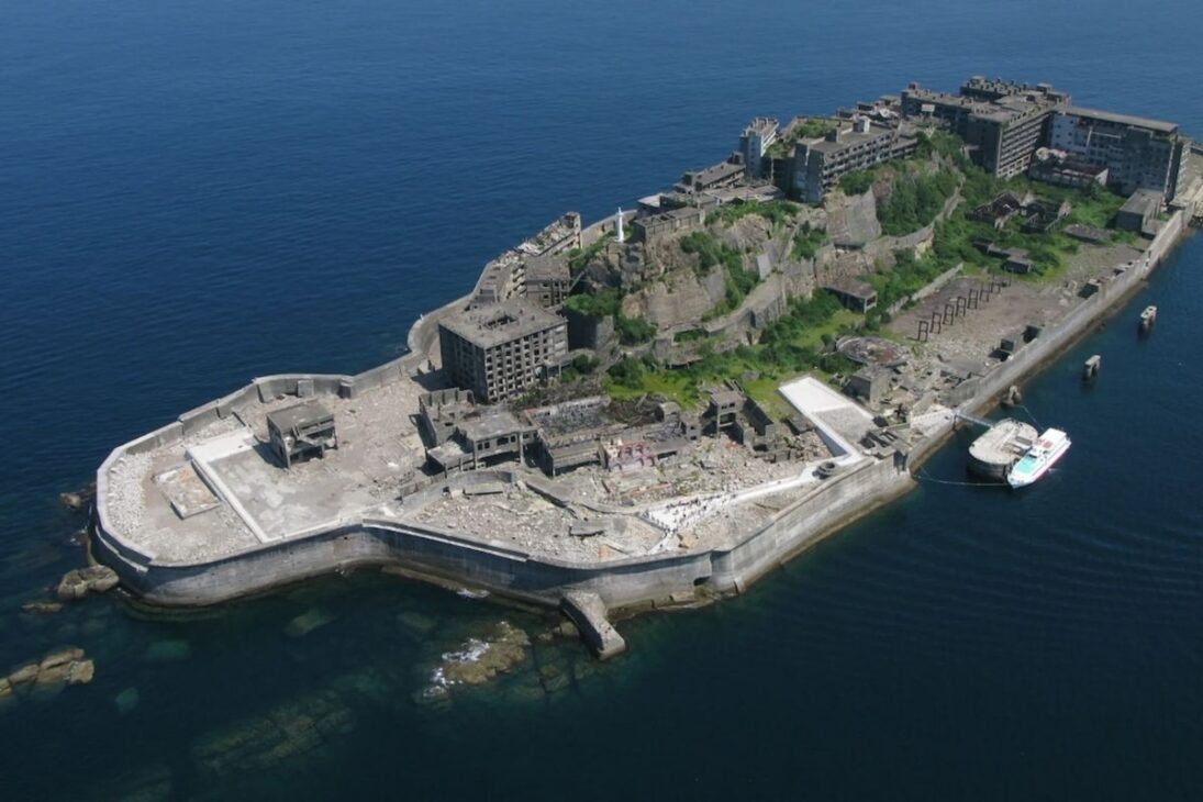 Isla Japonesa Hashima, Cerca De Nagasaki, Se Convirtió En Ruina Turística Ligada A Mitsubishi Y A La Minería De Carbón; La Candidatura Y El Sello De La UNESCO Ampliaron La Polémica Histórica Que Aún Divide A Países Asiáticos.

