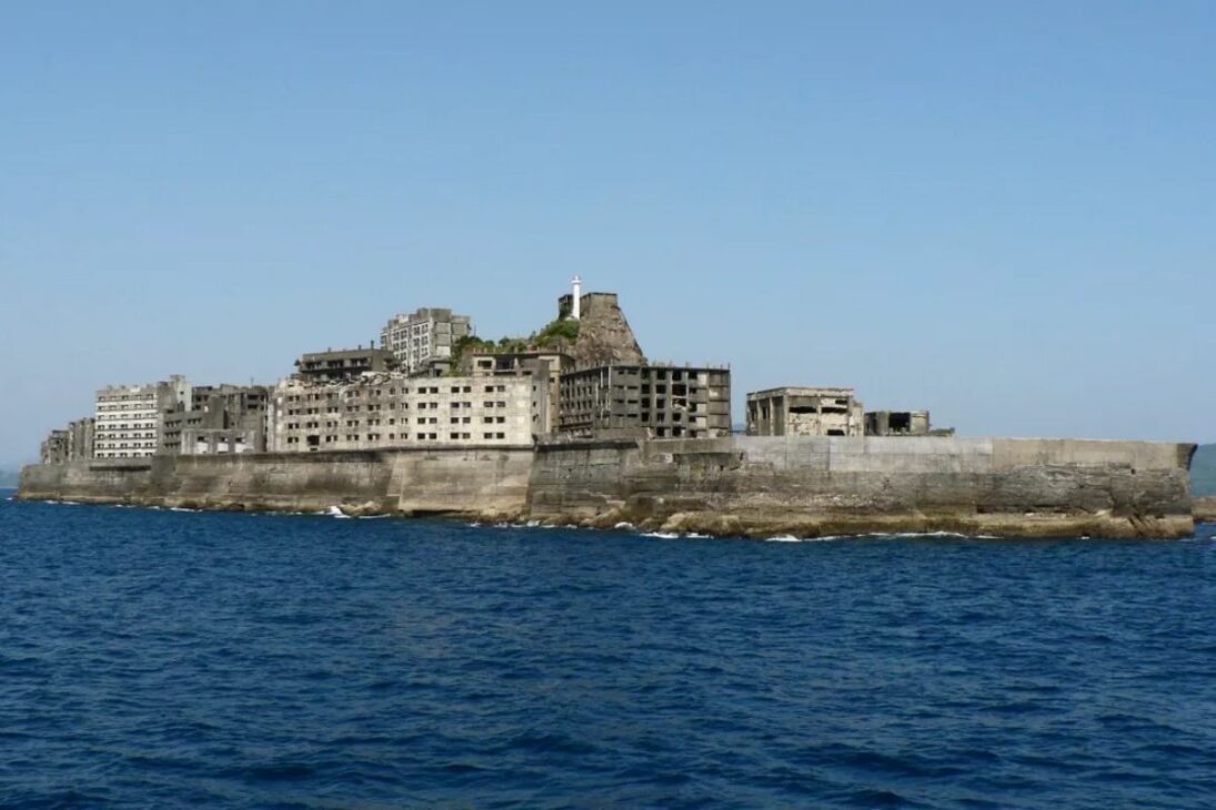 Isla Japonesa Hashima, Cerca De Nagasaki, Se Convirtió En Ruina Turística Ligada A Mitsubishi Y A La Minería De Carbón; La Candidatura Y El Sello De La UNESCO Ampliaron La Polémica Histórica Que Aún Divide A Países Asiáticos.

