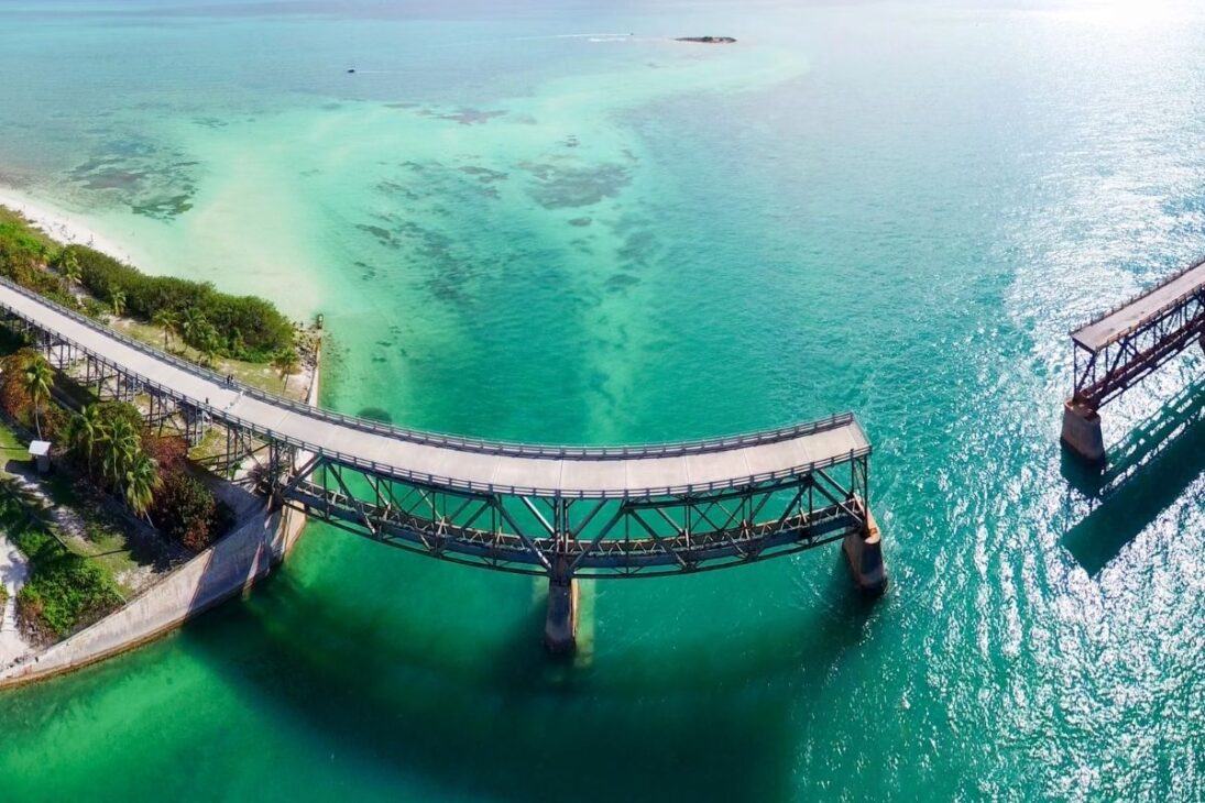 En Florida, carretera cruza el océano en la Overseas Highway y revela las Florida Keys, con 44 islas, 42 puentes y la Seven Mile Bridge como hito de ingeniería y reconstrucción.