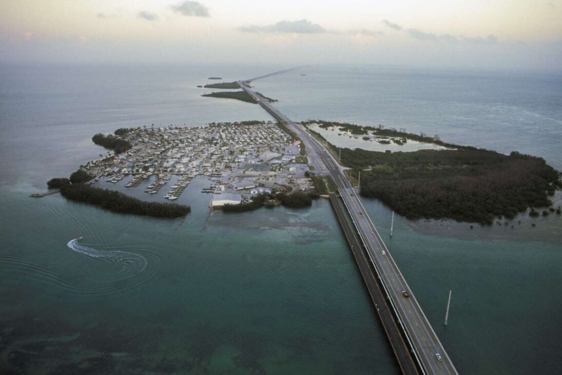 En Florida, carretera cruza el océano en la Overseas Highway y revela las Florida Keys, con 44 islas, 42 puentes y la Seven Mile Bridge como hito de ingeniería y reconstrucción.