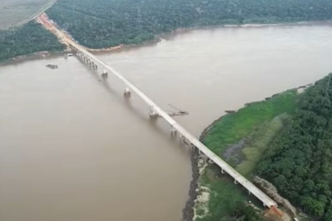 Puente de Abunã en la BR-364 cruza el río Madeira, acorta la Ruta del Pacífico y transforma la logística del Norte de Brasil conectando Acre.