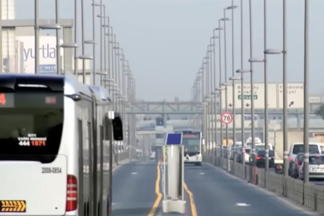 Futuro del transporte en el mundo con carreteras que brillan en la oscuridad, carreteras inteligentes, asfalto reciclado y energía solar en las carreteras.