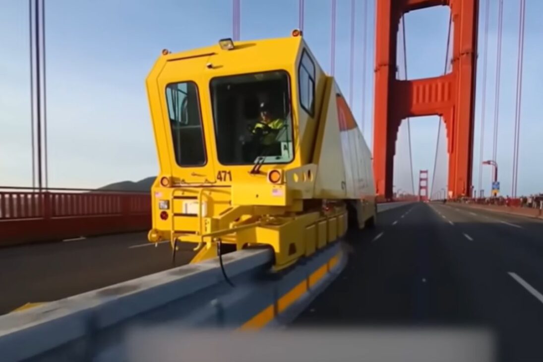 Futuro del transporte en el mundo con carreteras que brillan en la oscuridad, carreteras inteligentes, asfalto reciclado y energía solar en las carreteras.