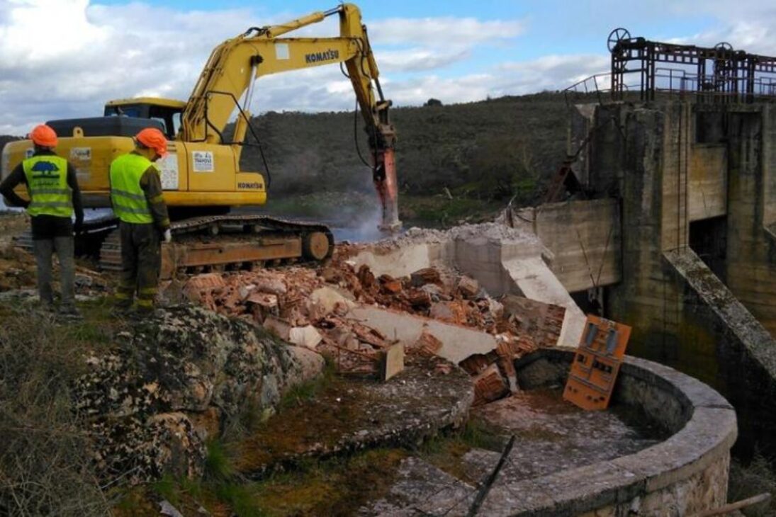 Las Represas Obsoletas en Europa Entran en Fase de Remoción para Reconectar Ríos, Liberar Peces Migratorios, Restaurar Sedimentos y Reducir Inundaciones, con Promesa de Revitalizar Economías Locales y Devolver Vida Fluvial a Escala Continental.