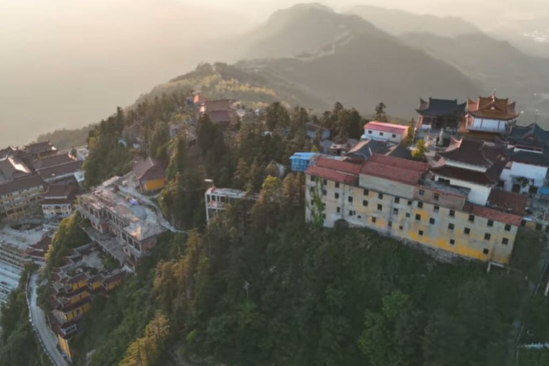 Explora La Montaña M Hubei, Una Aldea Olvidada Y Casi Desierta Con Templos Abandonados Y Un Clima De Paraíso Perdido Suspendido En Lo Alto.