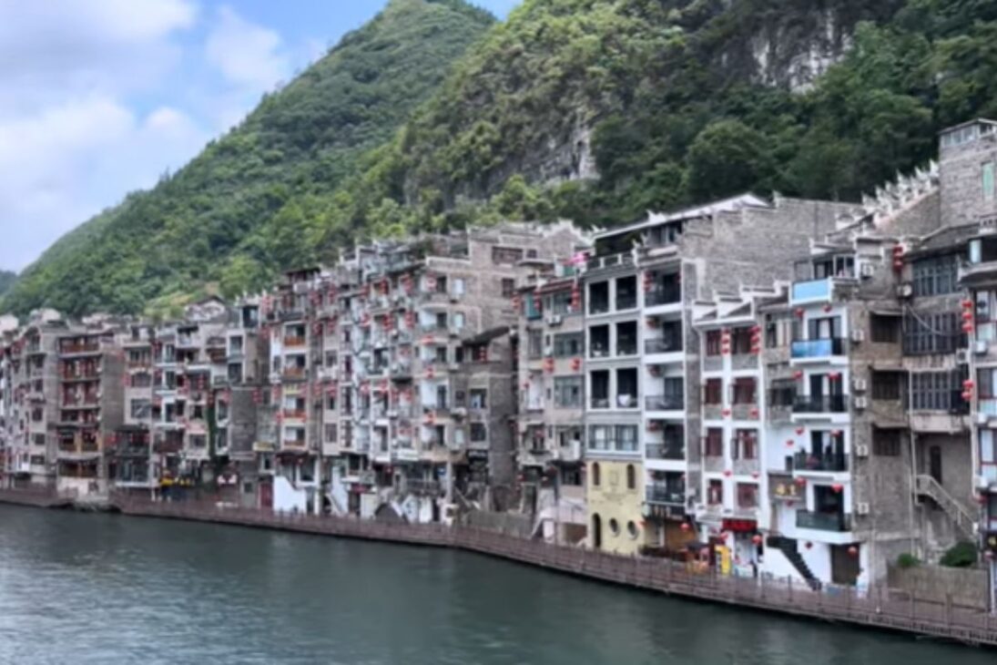 Descubre La Ciudad China Milenaria Y La Ciudad Antigua De Zhenyuan, Con Muralla Antigua, Calles De Piedra Y Senderos Escénicos Inolvidables.