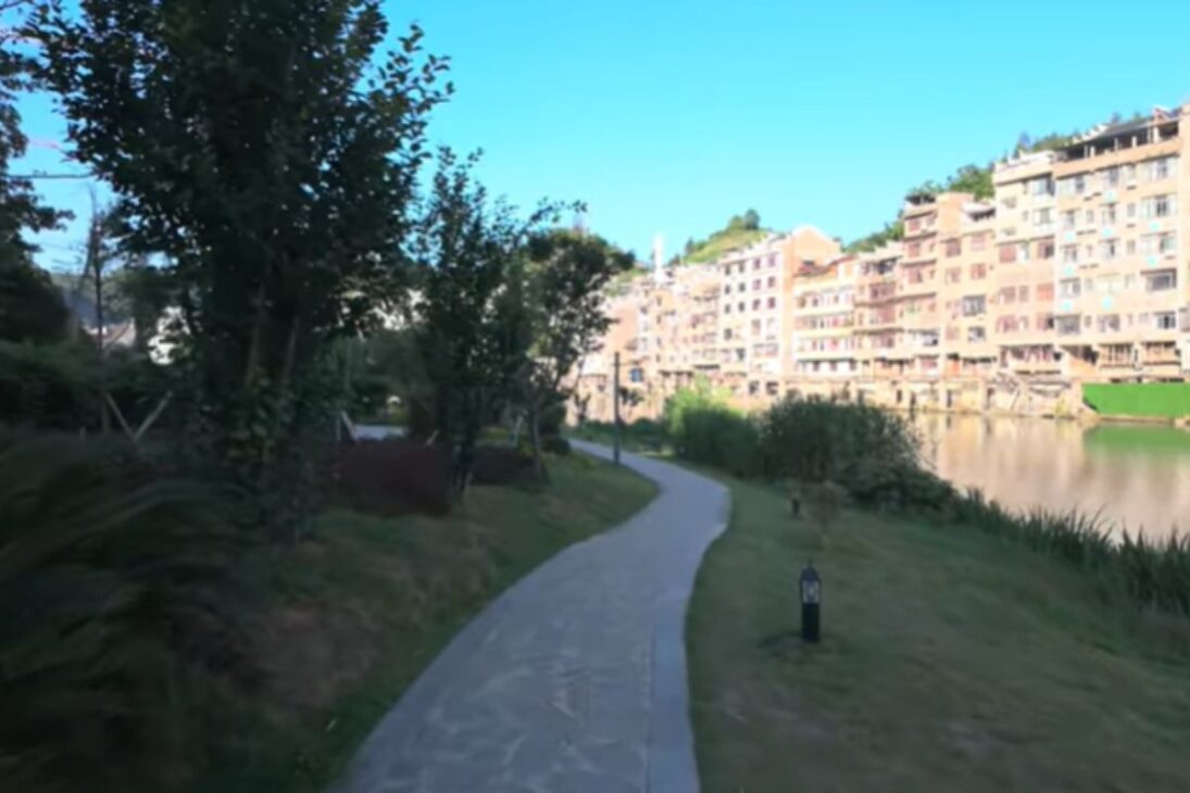 Descubre La Ciudad China Milenaria Y La Ciudad Antigua De Zhenyuan, Con Muralla Antigua, Calles De Piedra Y Senderos Escénicos Inolvidables.