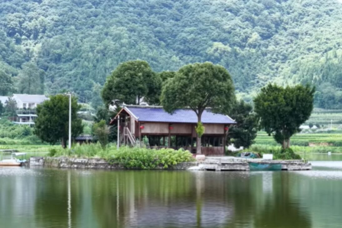 Explora La Isla Secreta En Guizhou, Con Casa De Madera Sobre Lago Feng Shui, Familia Yang Y Tumba Ancestral En Un Retiro Aislado Rodeado De Agua.
