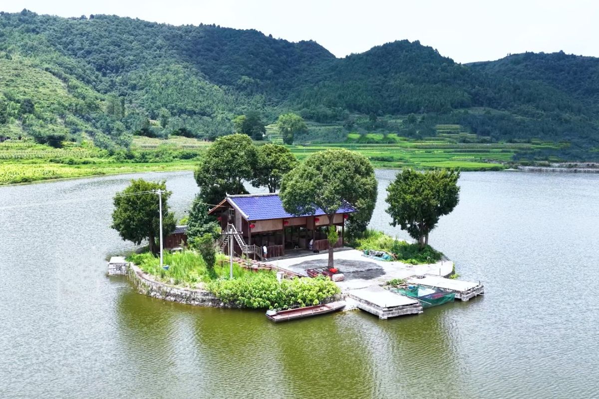 Exploradores descobrem ilha secreta em Guizhou com casa centenária de madeira, templos antigos submersos na história e um retiro isolado construído sobre um lago feng shui