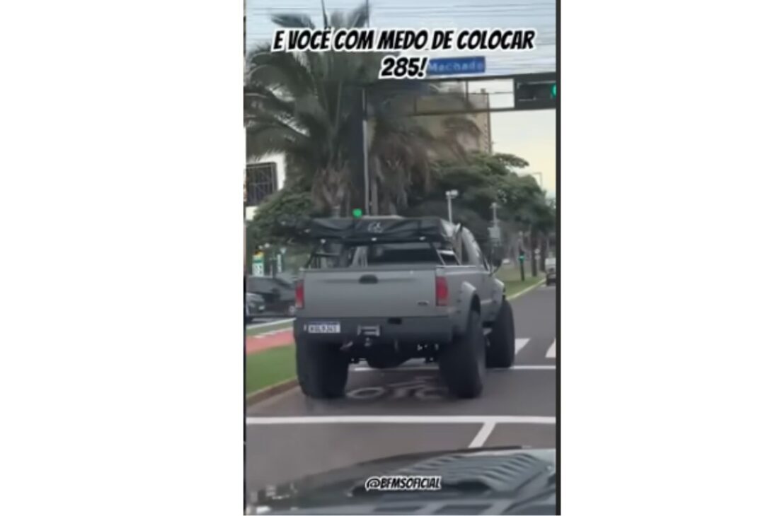 F4000 com pneus Mickey Thompson 46 e motor Cummins 6BT vira caminhonete de trilha com chassi encurtado e visual extremo na lama e no asfalto.