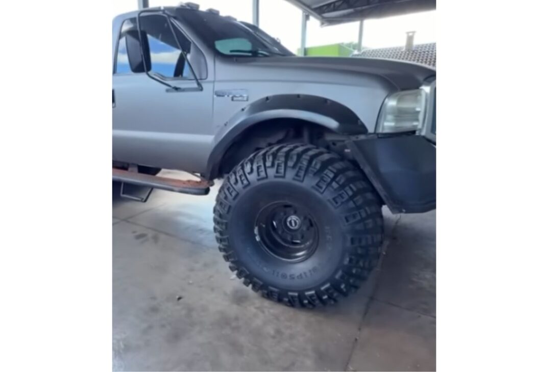 F4000 com pneus Mickey Thompson 46 e motor Cummins 6BT vira caminhonete de trilha com chassi encurtado e visual extremo na lama e no asfalto.