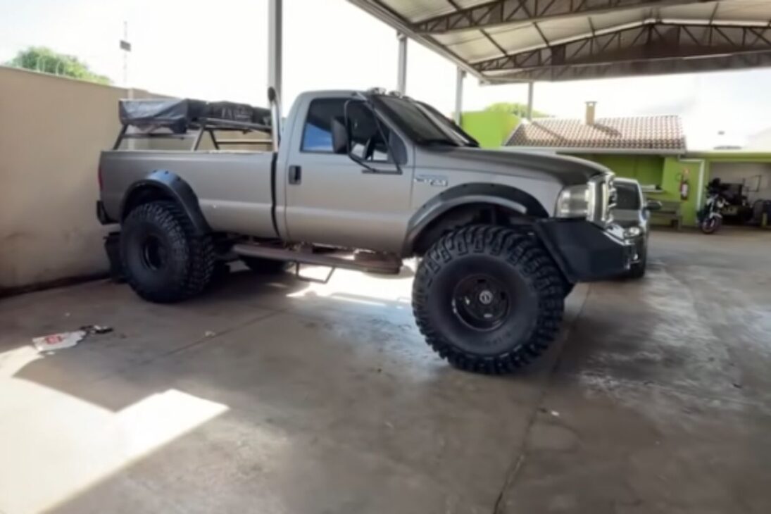 F4000 com pneus Mickey Thompson 46 e motor Cummins 6BT vira caminhonete de trilha com chassi encurtado e visual extremo na lama e no asfalto.